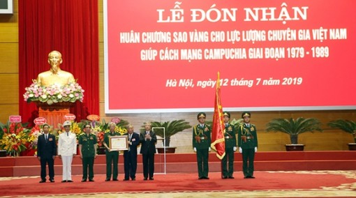 Trao Huân chương Sao Vàng tặng Lực lượng chuyên gia Việt Nam giúp cách mạng Campuchia giai đoạn 1979-1989