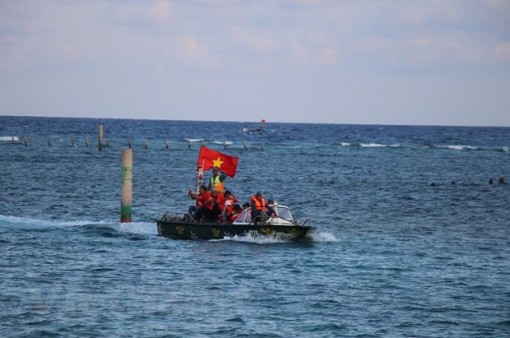 Bài 5: "Chở" Luật… ra khơi, giúp ngư dân vững tin bám biển