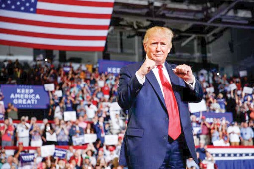 Hạ viện Mỹ “vừa đấm, vừa xoa” ông Trump