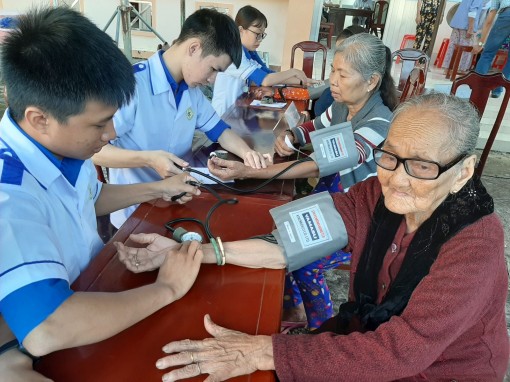 Bác sĩ về quê khám bệnh cho bà con