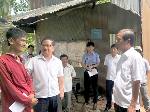 Thăm tặng quà gia đình bị thiệt hại

do lốc xoáy