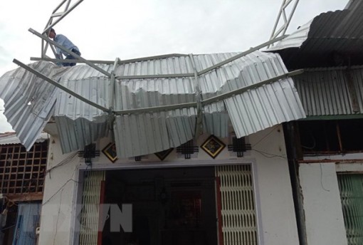 An Giang: Dông lốc làm 1 người chết, hơn 600 căn nhà bị sập