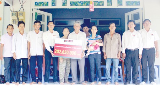 Trao Biểu trưng Bảo an tín dụng cho khách hàng tại phường Thuận An, quận Thốt Nốt, thành phố Cần Thơ