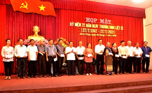 Ðồng chí Trần Quốc Trung thăm hỏi, tặng quà gia đình có công với cách mạng ở quận Bình Thủy