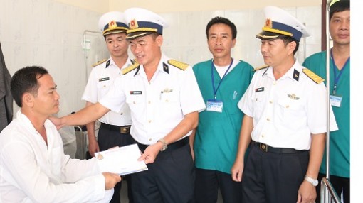 Vùng 5 Hải quân gặp mặt, tặng quà đối tượng chính sách