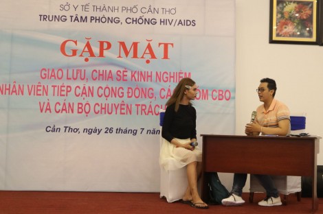Giao lưu, chia sẻ kinh nghiệm giữa nhân viên cộng đồng, tiếp cận viên HIV/AIDS