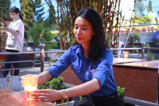 Hơn 1.000 bạn trẻ "Thắp nến tri ân" các anh hùng, liệt sĩ