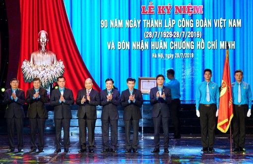 Tiếp tục đổi mới mạnh mẽ nội dung
và phương thức hoạt động công đoàn