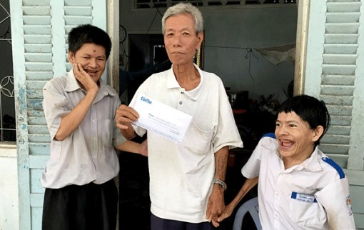 Trao tiền  bạn đọc gởi giúp gia đình ông Nguyễn Ngọc Hiền