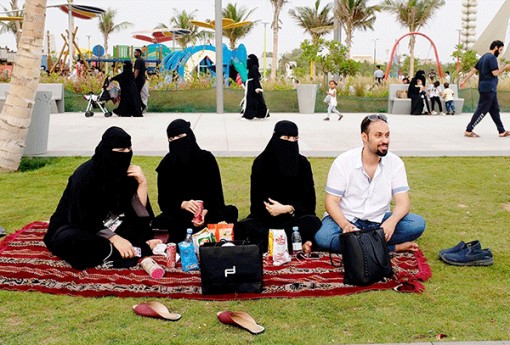 Phụ nữ Saudi Arabia được tự do đi du lịch nước ngoài