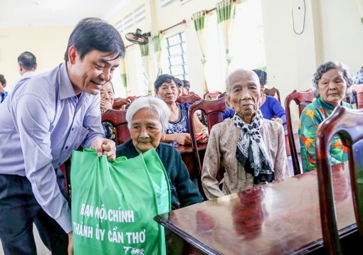 200 người nghèo, gia đình chính sách khó khăn được chăm sóc sức khỏe