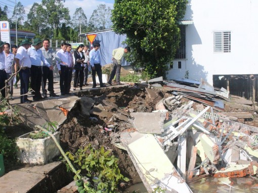 Mưa lớn, gió mạnh làm 64 căn nhà  bị sập và tốc mái