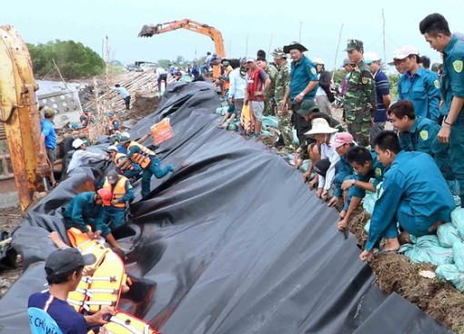 Duy trì hộ đê khẩn cấp ở Cà Mau