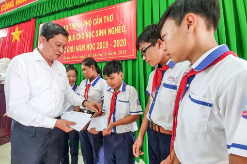 Trao quà, học bổng cho học sinh vượt khó, học tốt