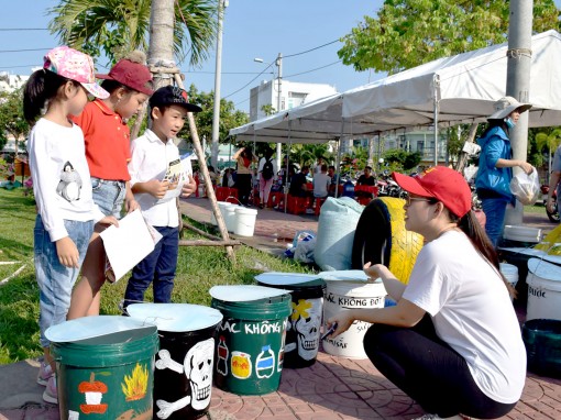 Tạo ý thức phân loại rác cho trẻ