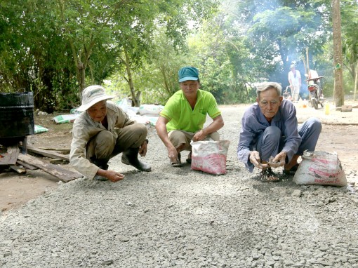 Lão nông 42 năm bắc cầu, làm lộ