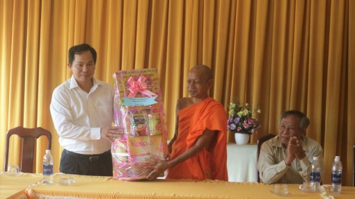 Lãnh đạo thành phố viếng chùa Pothisomron và tham quan Học viện Phật giáo Nam tông Khmer