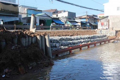 Thiệt hại trên 17,2 tỉ đồng do lốc xoáy, sạt lở bờ sông