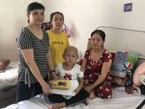 Nhóm từ thiện bạn bè thăm, tặng quà cho bé Trần Thị Trinh