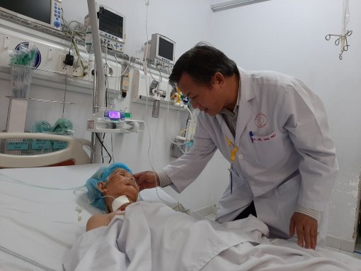 Lấy khối u 5kg trong ổ bụng cụ bà