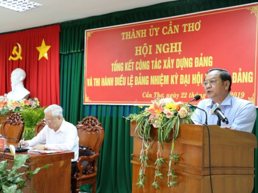 Kiên quyết chống tư tưởng cục bộ, bè phái trong công tác phê bình, tự phê bình