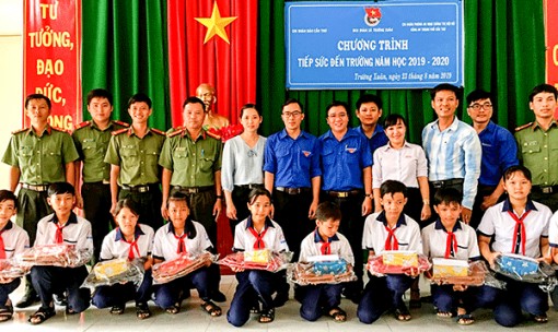 Tuổi trẻ Báo Cần Thơ trao 50 suất quà “Tiếp sức đến trường” cho học sinh có hoàn cảnh khó khăn