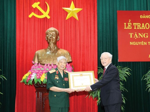 Tổng Bí thư, Chủ tịch nước Nguyễn Phú Trọng trao Huy hiệu 70 năm tuổi Đảng tặng nguyên Tổng Bí thư Lê Khả Phiêu