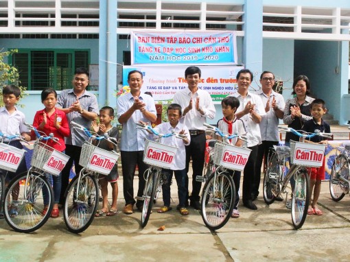 Báo Cần Thơ trao tặng xe đạp, tập

cho học sinh nghèo hiếu học