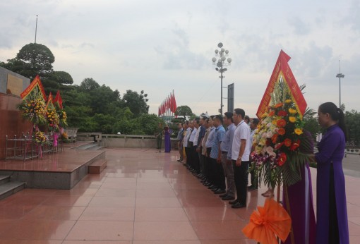 Đoàn công tác Cần Thơ đến thăm quê hương Bác Hồ