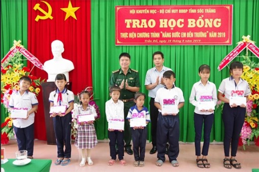 Bộ đội Biên phòng Sóc Trăng trao tặng 200 suất học bổng cho học sinh nghèo khu vực biên giới biển
