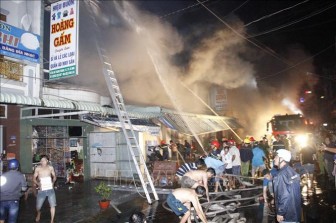 Cháy lớn tại chợ đầu mối ở Cà Mau, nhiều hộ dân phải sơ tán