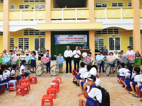 Báo Cần Thơ tiếp sức học sinh nghèo

xã Thạnh Lộc đến trường
