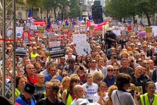 Dân Anh phản đối đình chỉ quốc hội