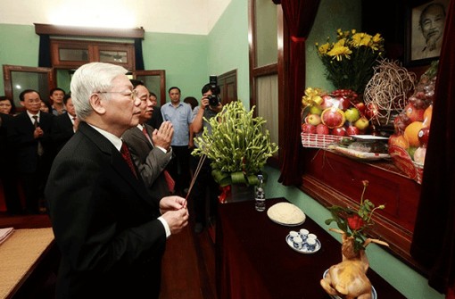 Tổng Bí thư, Chủ tịch nước Nguyễn Phú Trọng dâng hương tưởng niệm Chủ tịch Hồ Chí Minh