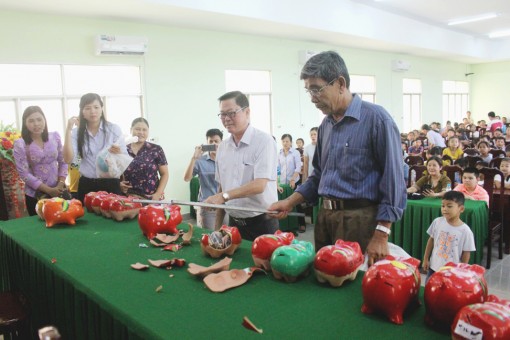 នារី​សង្កាត់​៩​ រួម​ដំ​ណើរ​ជា​មួយ​សិស្ស​ក្រី​ក្រ​