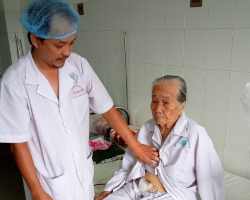 Lấy sỏi 12cm trong bàng quang cụ bà 84 tuổi