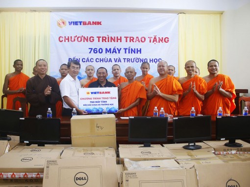 Vietbank Cần Thơ tặng 70 bộ máy tính

cho các chùa và trường học