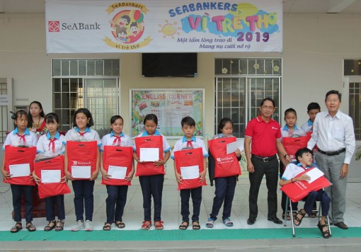 Báo Cần Thơ phối hợp với SeABank trao học bổng tại Trường THCS Hưng Phú