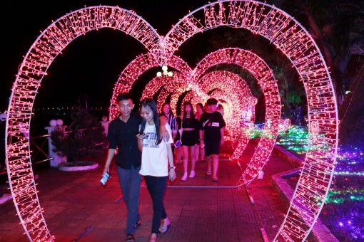 Rực rỡ sắc màu cùng lễ hội ánh sáng ở Cần Thơ