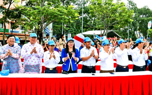 Khán giả Cần Thơ đội mưa cổ vũ Chung kết Đường lên đỉnh Olympia