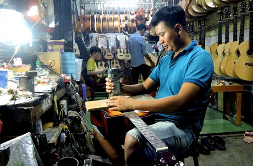 Chàng trai trẻ mê kinh doanh và sửa đàn