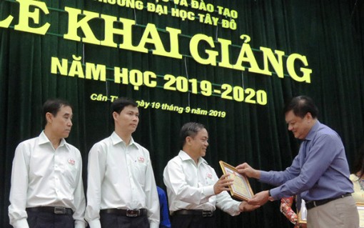 Hơn 1.400 tân sinh viên bước vào năm học mới