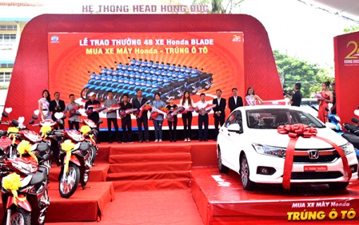 48 khách hàng may mắn trúng xe Honda Blade và 1 khách hàng trúng ô tô Honda City tại HEAD Hồng Đức