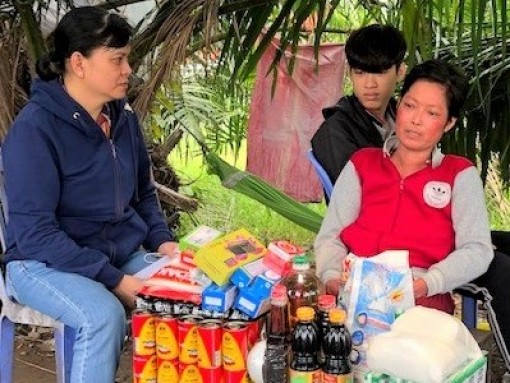Nhóm từ thiện Tuyết Lan thăm hỏi và tặng quà cho chị Lê Cẩm Chơn, mắc bệnh hiểm nghèo