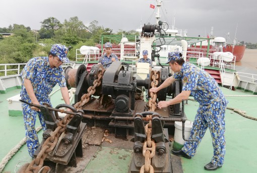 Những người thầy đi huấn luyện dài ngày trên biển