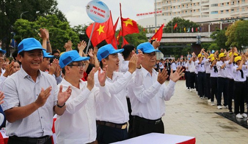 Chủ tịch UBND TP Cần Thơ tặng Bằng khen cho em Nguyễn Bá Vinh