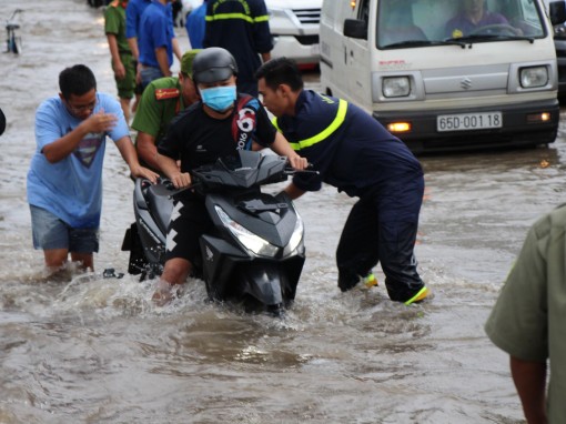 Công an TP Cần Thơ giúp dân trong lúc triều cường dâng cao