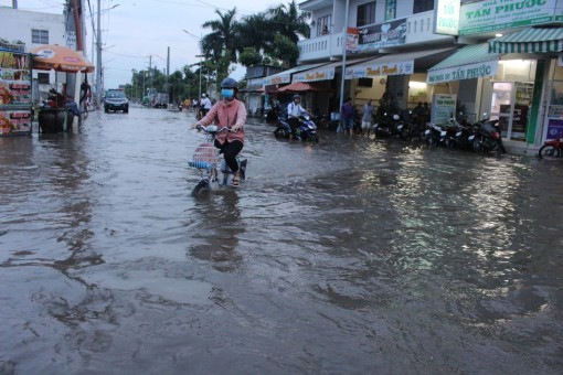 Triều cường xuống dần nhưng vẫn vượt mức báo động 3