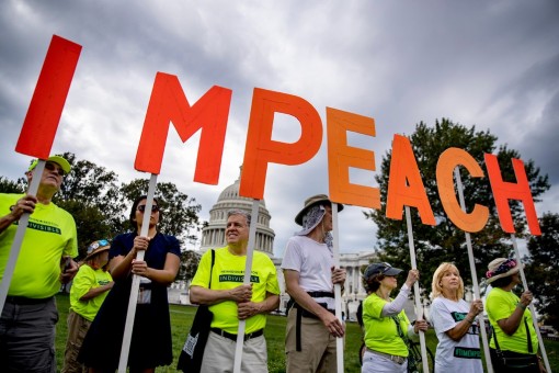 Ngoại trưởng Pompeo khẩu chiến với phe Dân chủ