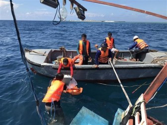 Bà Rịa-Vũng Tàu: Đưa 12 ngư dân trên tàu cá bị nạn về đất liền an toàn